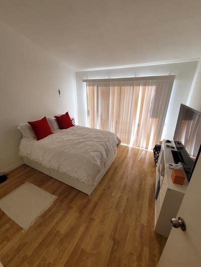 Master bedroom w walk in closet , attached balcony Main Photo