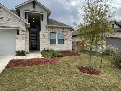 Large, Furnished Master Bedroom in Buda Main Photo