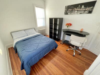 Spacious W/ Full Size Bed, By A/J Train / Q11 Bus Main Photo