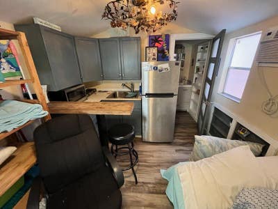 1/1 Beautiful Tiny House - Rent Weekly or Monthly! Main Photo