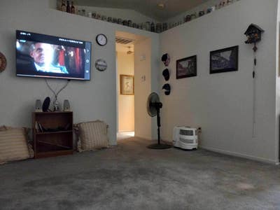 Close to shopping. Comfortable home, easy going Main Photo