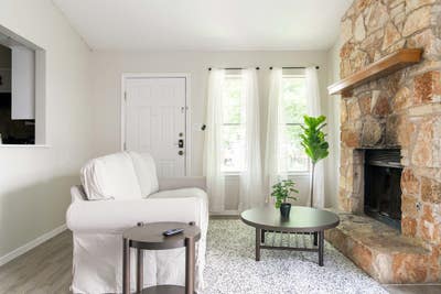 Room in Windsor Hills on a flexible lease Main Photo