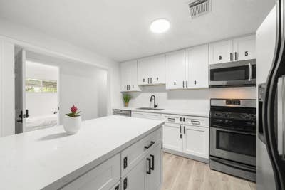 Inner Loop Modern Home just minutes away from Tex Main Photo