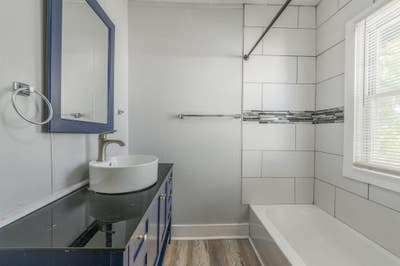 SUPER HOST Newly renovated house close to Midto Main Photo