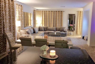 Room available in modern luxury home Main Photo