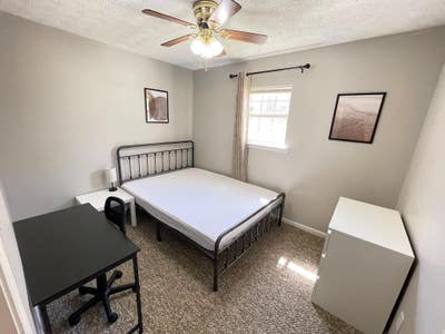 Newlyrenovated, near I & shopping, spacious backya Main Photo