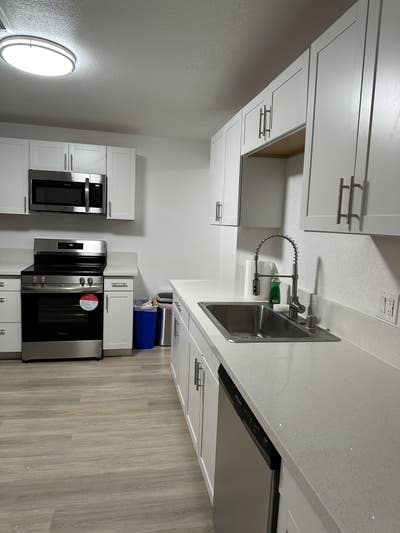Beautiful & newlyrenovated Henderson House in a Pr Main Photo