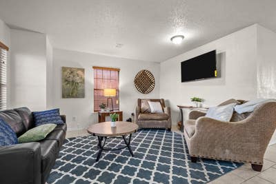 Stylish Arlington retreat minutes from Joe Pool La Main Photo