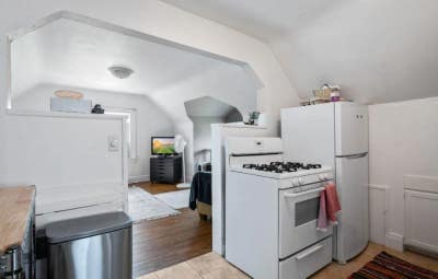 One BedroomOne Bath Top Floor Apartment! Main Photo