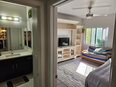Nice room close to shops/ restaurants Main Photo