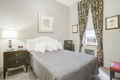 Studio Basic & Ensuite Bath - Midtown East Main Photo
