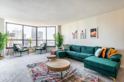 Amazing One Bedroom Downtown Chicago Skyrise Views Main Photo