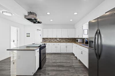 Freshly Renovated. Free WIFI. Private Bathroom. Cl Main Photo