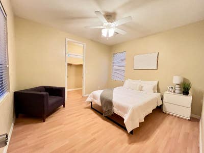 Private roomshared bath in beautiful home in Cent Main Photo