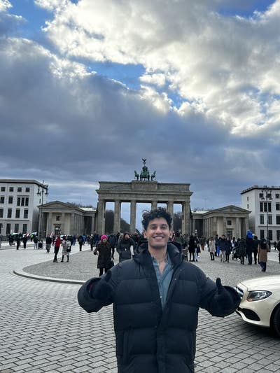I am a professional male aged 23. I am lookin... Main Photo