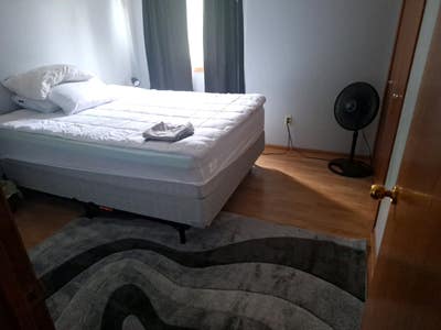 Medium size bedroom Main Photo