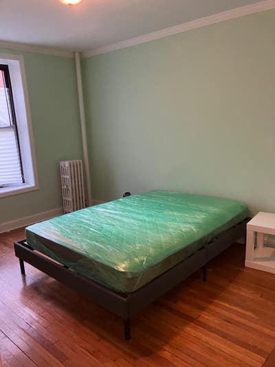 Large room with AC Main Photo