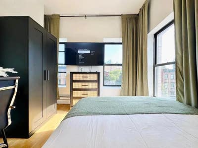 HDTV room, AC, Rooftop, laundry in unit #719 Main Photo