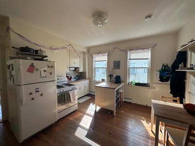 Cozy and Sunny on the East Side! Main Photo