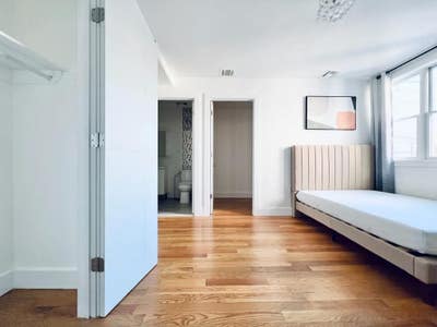 Huge Room Private Bathroom 20min to Manhattan #278 Main Photo