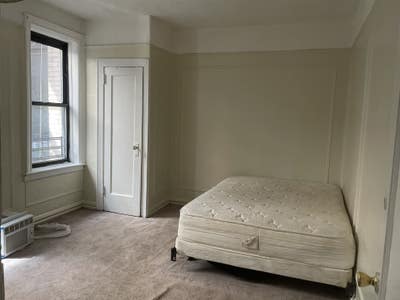 $950 - Private room in 3 br/ 1ba apartment Main Photo