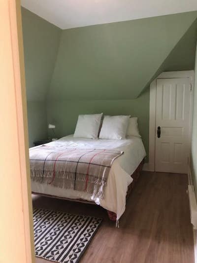 Third floor room for rent Main Photo