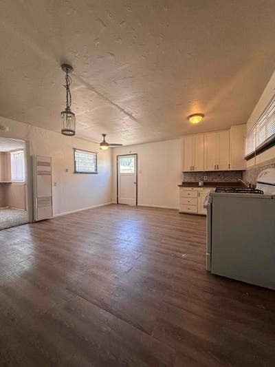 Walking distance to many amenitiescomfortable home Main Photo