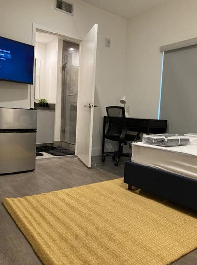 Private Luxury Suite in Hollywood Main Photo