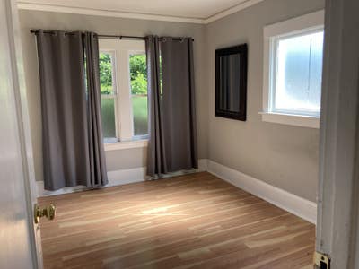 Bright, beautiful bedroom available in Oakland Main Photo