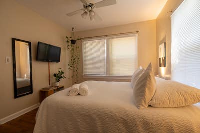 Bright Room in 2BR Home ― Female Preferred ― Near Main Photo