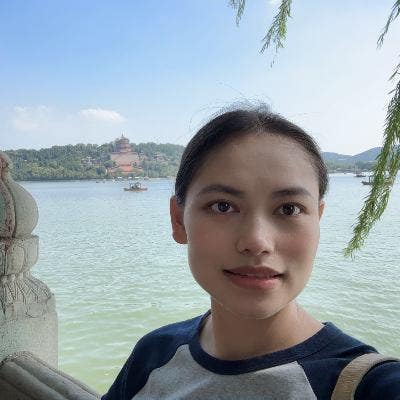 Hi there! My name’s Myra—nice to meet ... Main Photo