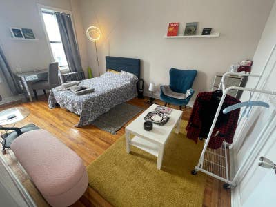 300 sqft Private Room in 2 BR APT in the heart of Main Photo