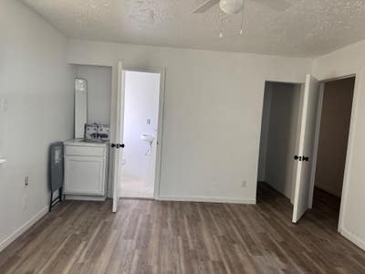 Private Humble unit wown bathroom & kichenette Main Photo