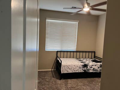 Room for rent in W phoenix Main Photo