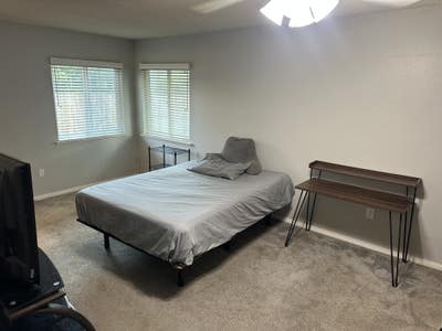 $900- Furnished Master Bedroom in Riverside Main Photo