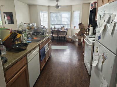 Room and Bathroom for Rent -- Cat/Weed Friendly Main Photo