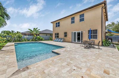 Nice house with pool in a good area Main Photo