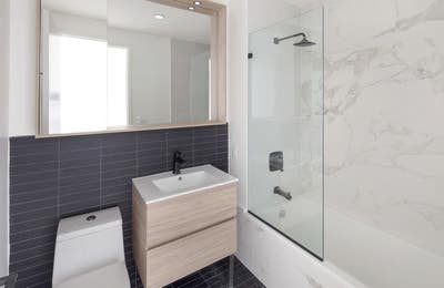 Luxury Mott Haven Room with Balcony & Amenities Main Photo