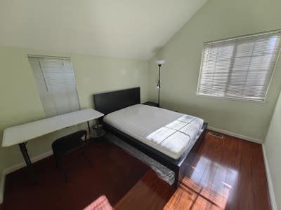 Room for rent -monthly lease -including utilities Main Photo