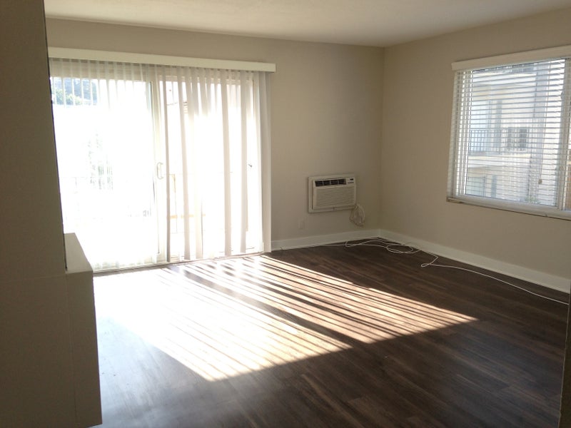 'Large Shared Living Room in Westwood near UCLA' Room to Rent from