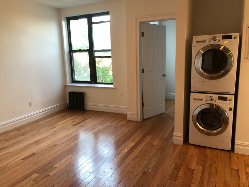 'Unicorn apartment! W/D in unit! Roof deck! No fee!' Room to Rent from