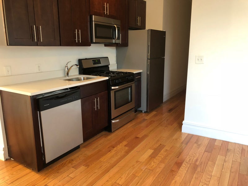 'Unicorn apartment! W/D in unit! Roof deck! No fee!' Room to Rent from