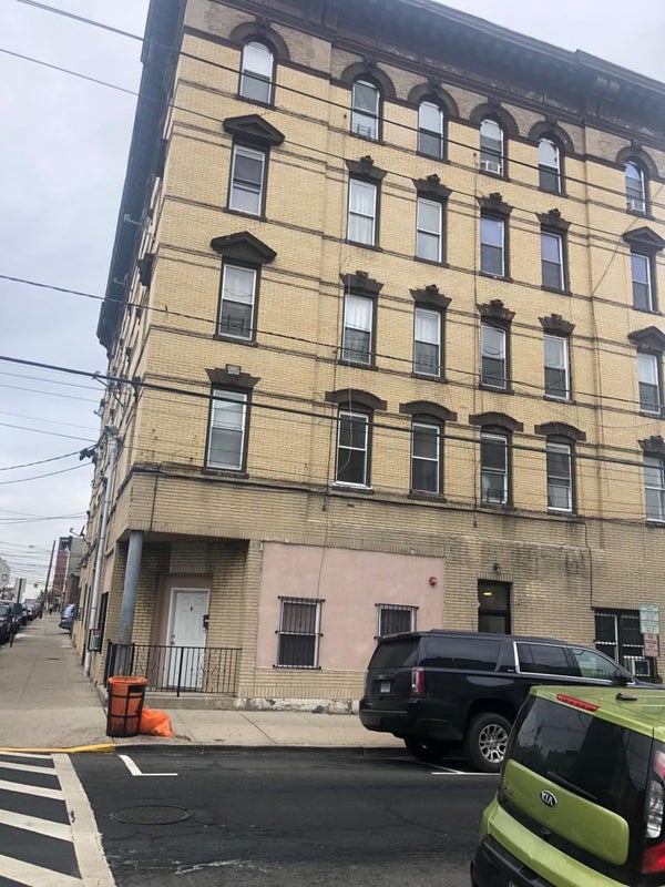 'Room available in a 2 bd apartment in nj in u..c' Room to Rent from