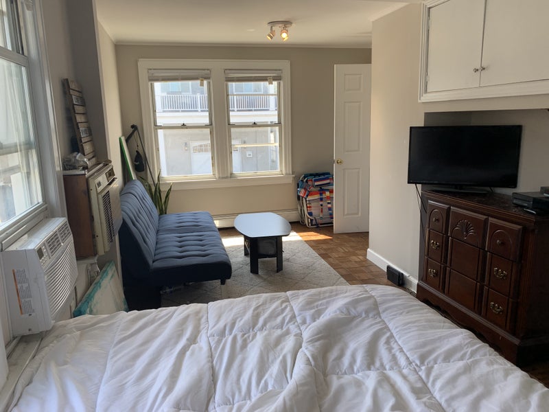 'Huge Room for Rent in Long beach 1000' Room to Rent from SpareRoom