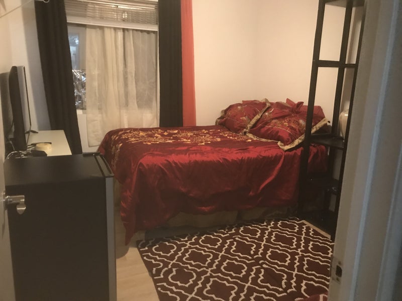 'Rm for rent in townhouse in chatsworth ' Room to Rent from SpareRoom