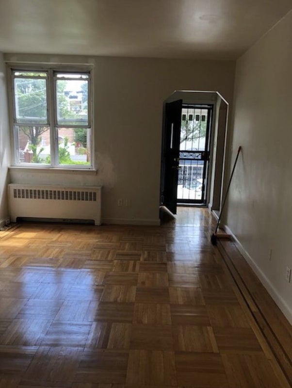 'Amazing Clean Convenient Pelham Gardens Apartment' Room to Rent from