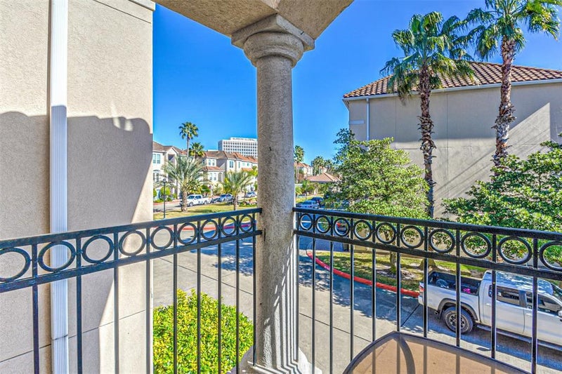 'Suite in Townhome available in Bellaire' Room to Rent from SpareRoom