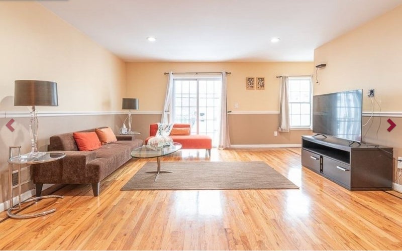 'Private master BR w/attached bath, parking in JC' Room to Rent from