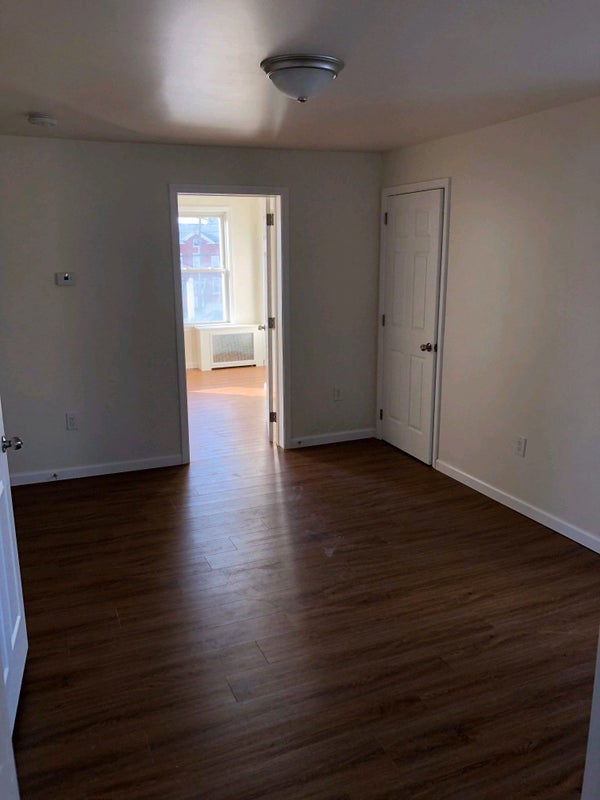 'SINGLE available in 4 Bedroom Apartment Summer' Room to Rent from