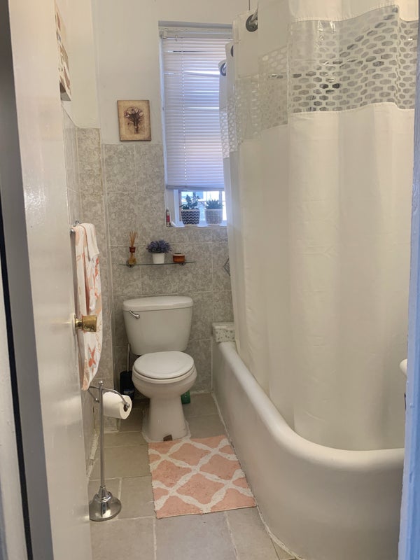 'Large room for rent in Kingsbridge! W/D in unit!! ' Room to Rent from